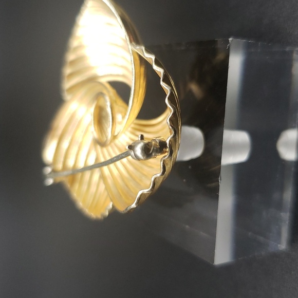 Krementz Vintage Triple Swirl Goldtone Brooch - Picture 4 of 4